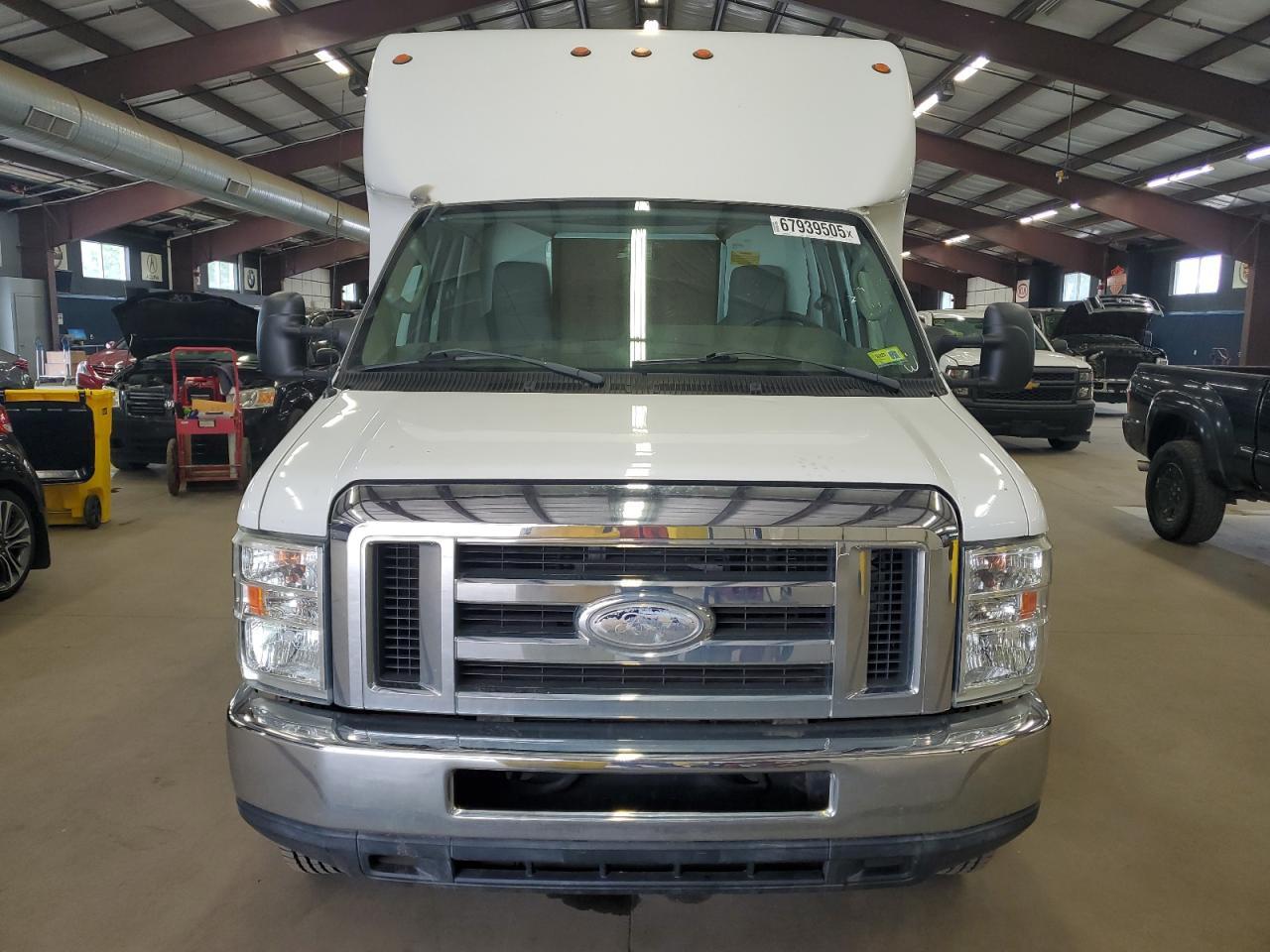 2015 Ford Econoline E350 Super Duty Cutaway Van - Image 5