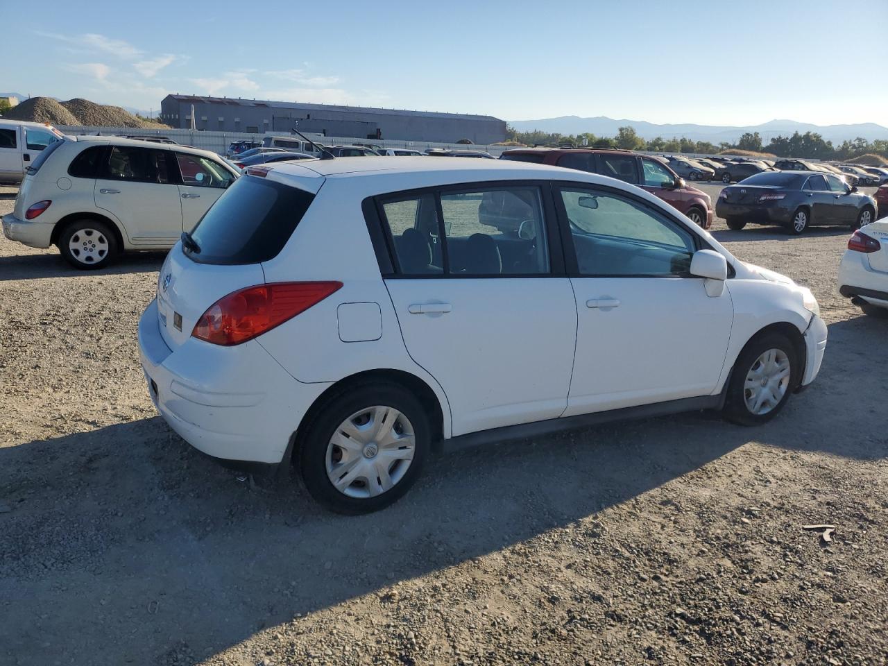 2010 Nissan Versa S - Фото 3