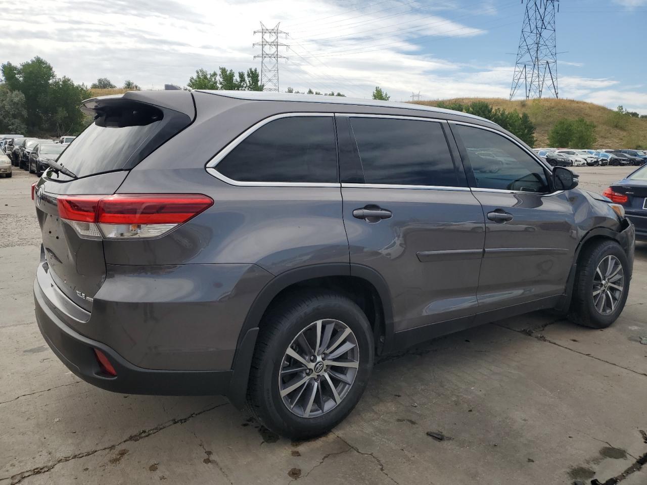 2019 Toyota Highlander Se - Фото 3