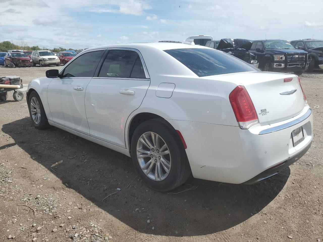 2016 Chrysler 300 Limited - Фото 2