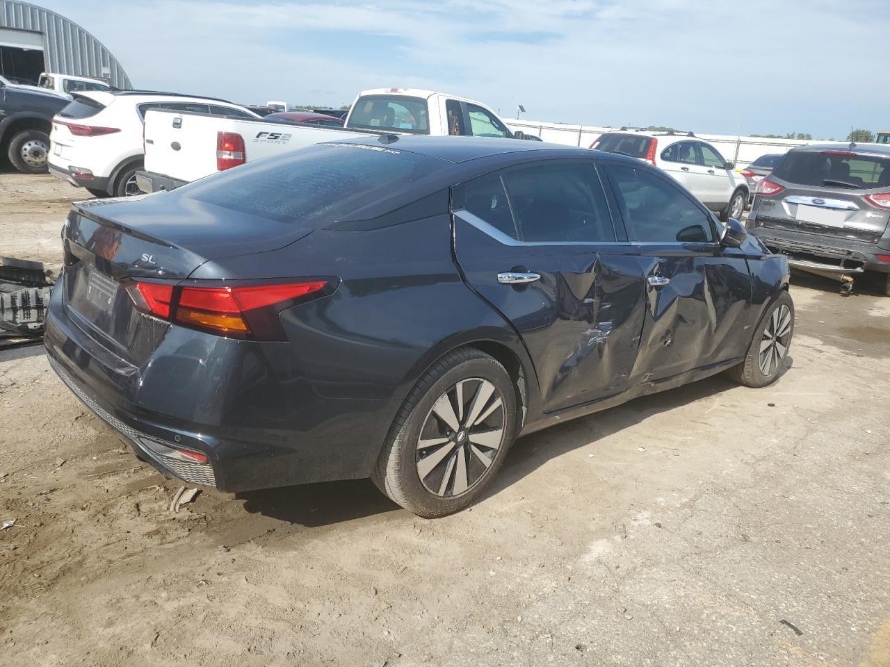 2019 Nissan Altima Sl - Image 3