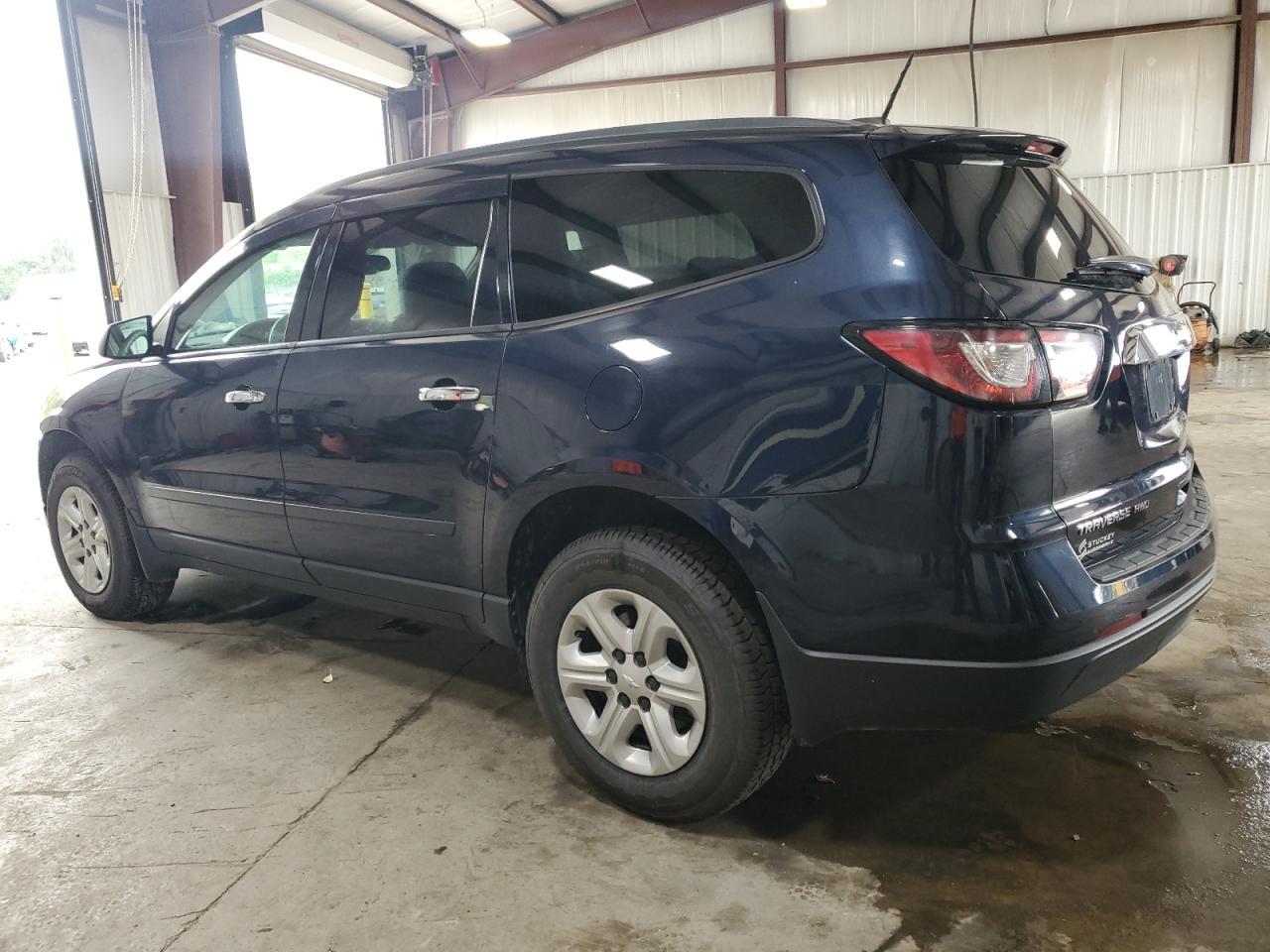 2017 Chevrolet Traverse Ls - Фото 2