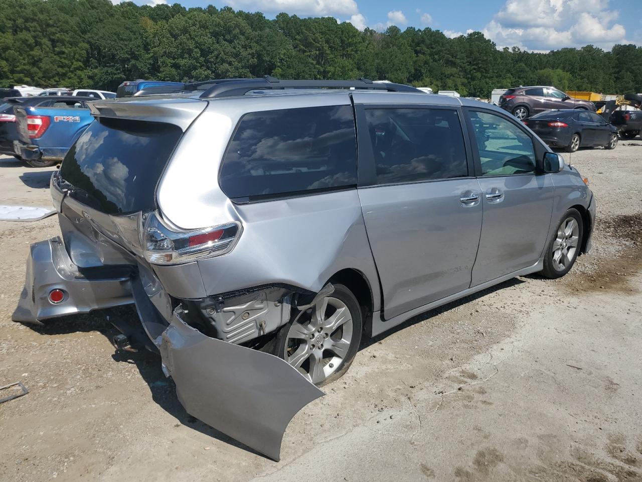 2013 Toyota Sienna Sport - Image 3