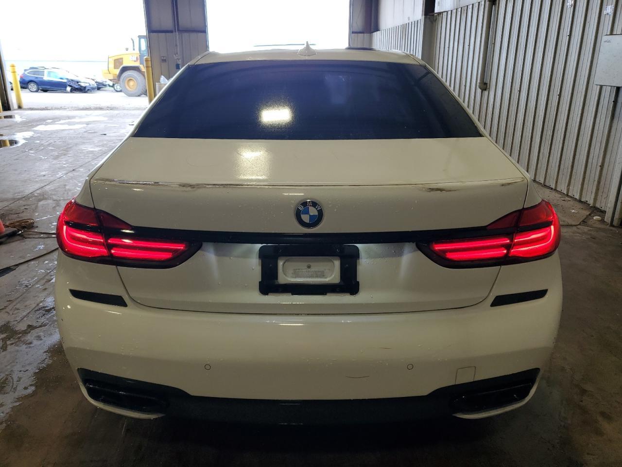 2016 BMW 740 I - Фото 6