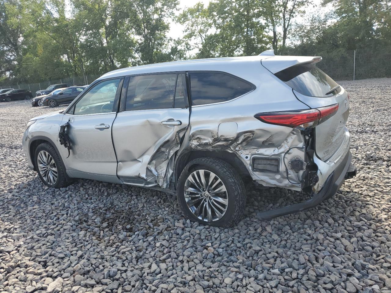 2020 Toyota Highlander Platinum - Image 2