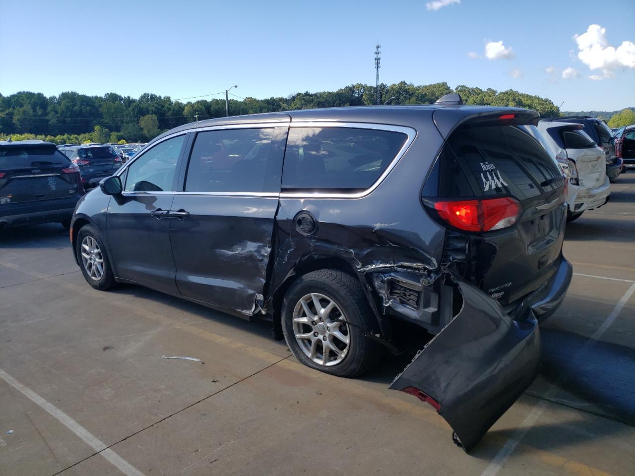 2017 Chrysler Pacifica Touring - Image 2