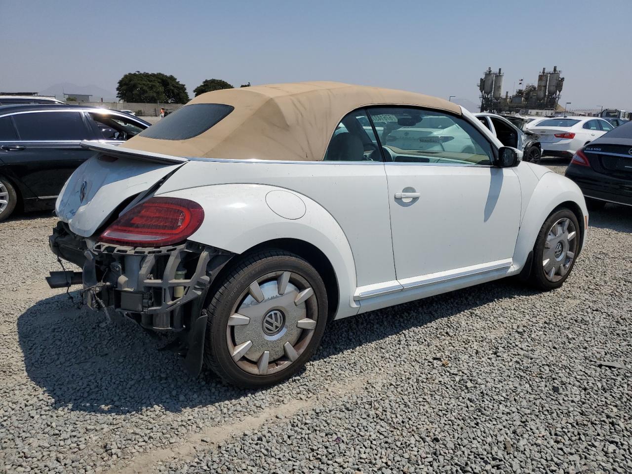 2017 Volkswagen Beetle S/Se - Фото 3
