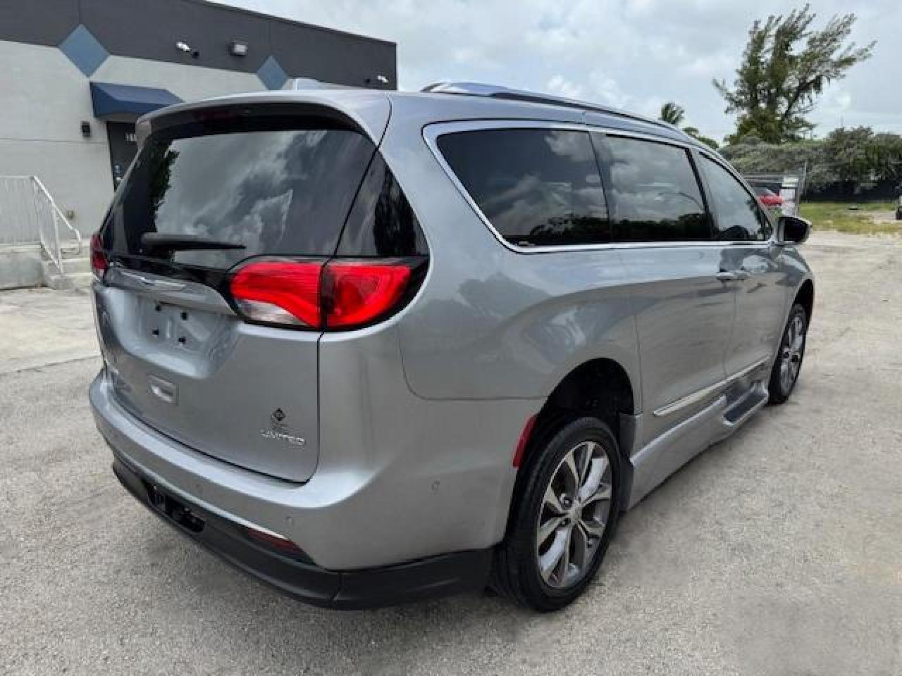 2019 Chrysler Pacifica Limited - Фото 3