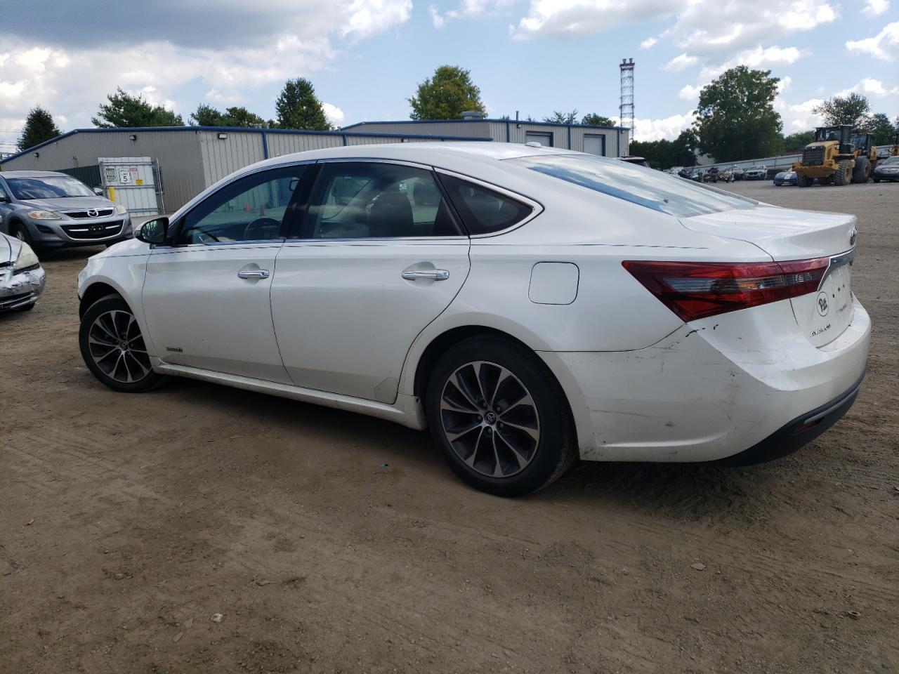 2016 Toyota Avalon Hybrid - Image 2