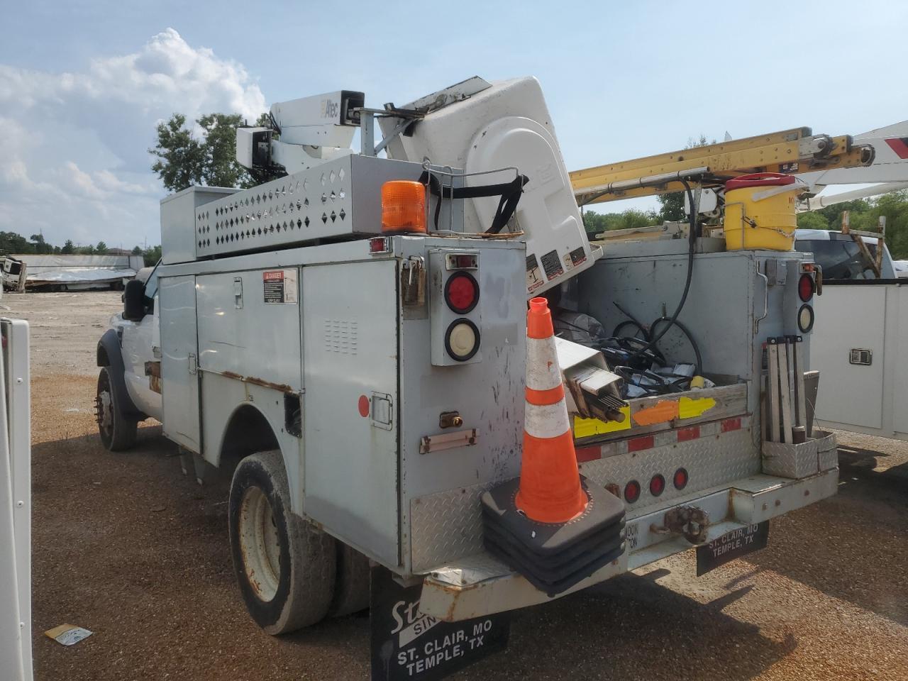 2008 Ford F450 Super Duty - Image 2