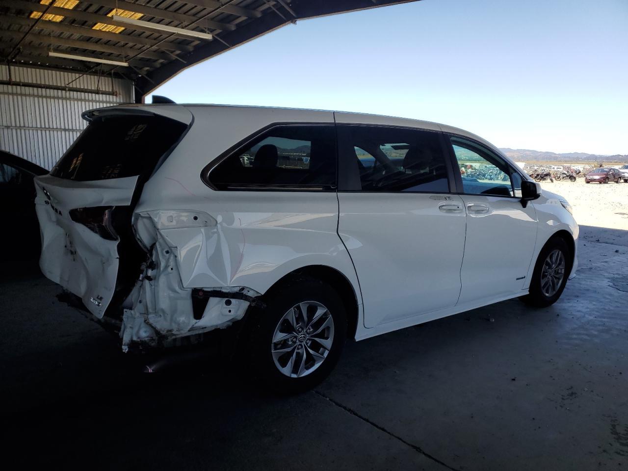 2021 Toyota Sienna Le - Фото 3