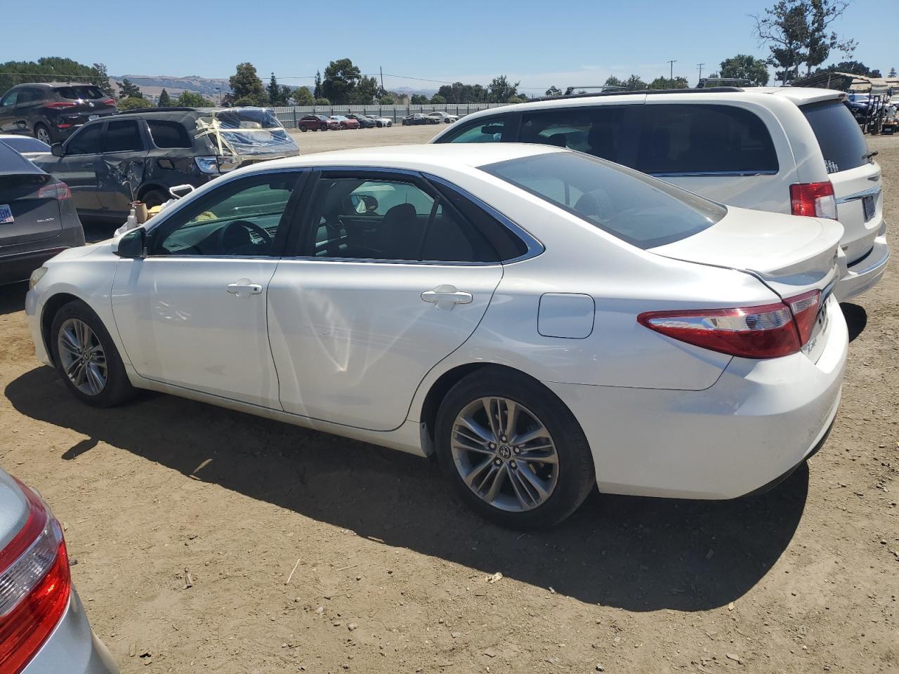 2015 Toyota Camry Le - Фото 2