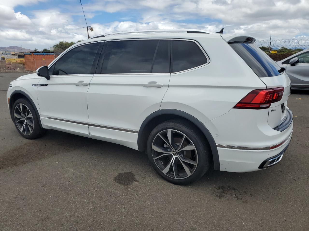 2024 Volkswagen Tiguan Sel R-Line Black - Image 2