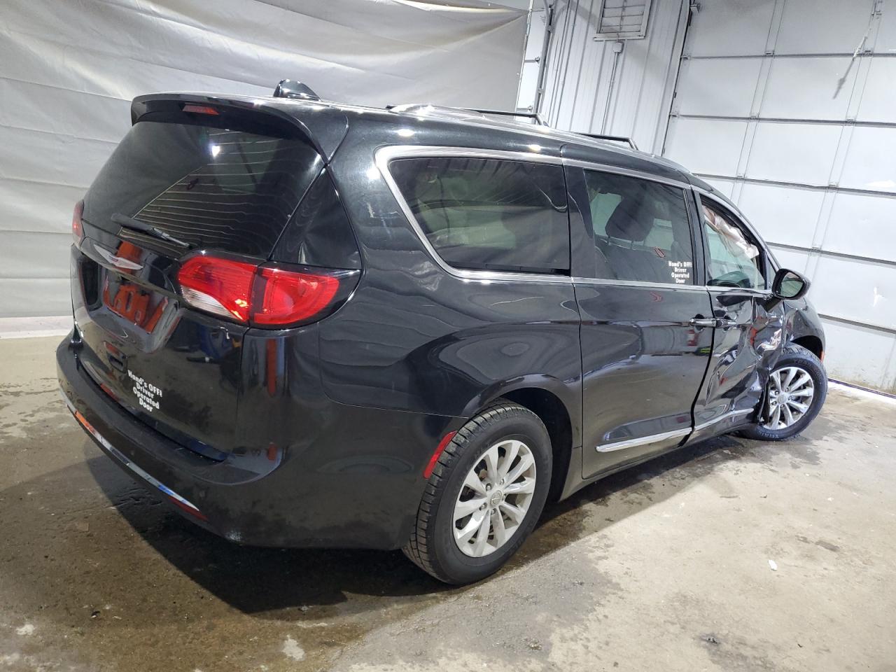 2020 Chrysler Pacifica Touring L - Image 3