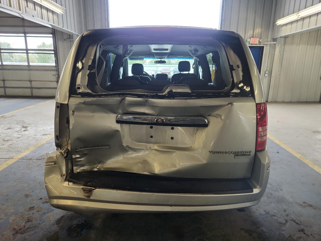 2010 Chrysler Town & Country Touring - Image 6