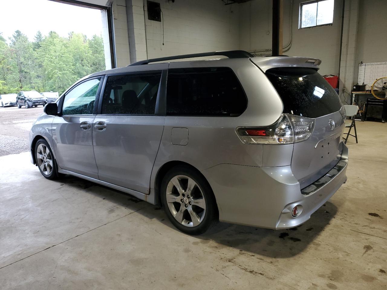 2011 Toyota Sienna Sport - Фото 2