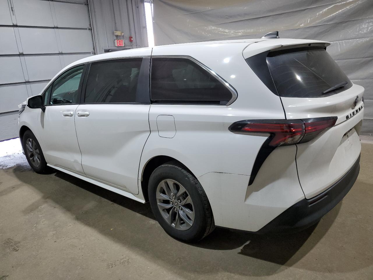 2022 Toyota Sienna Le - Фото 2