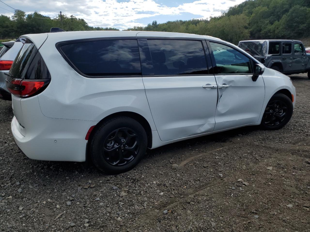 2023 Chrysler Pacifica Hybrid Touring L - Image 3