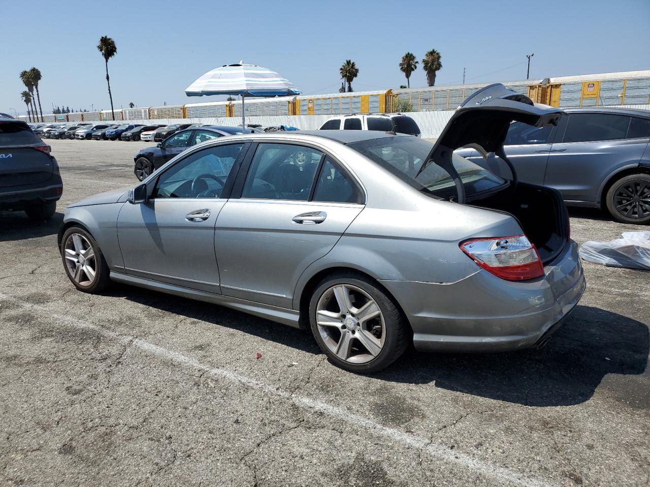 2011 Mercedes-Benz C 300 - Фото 2