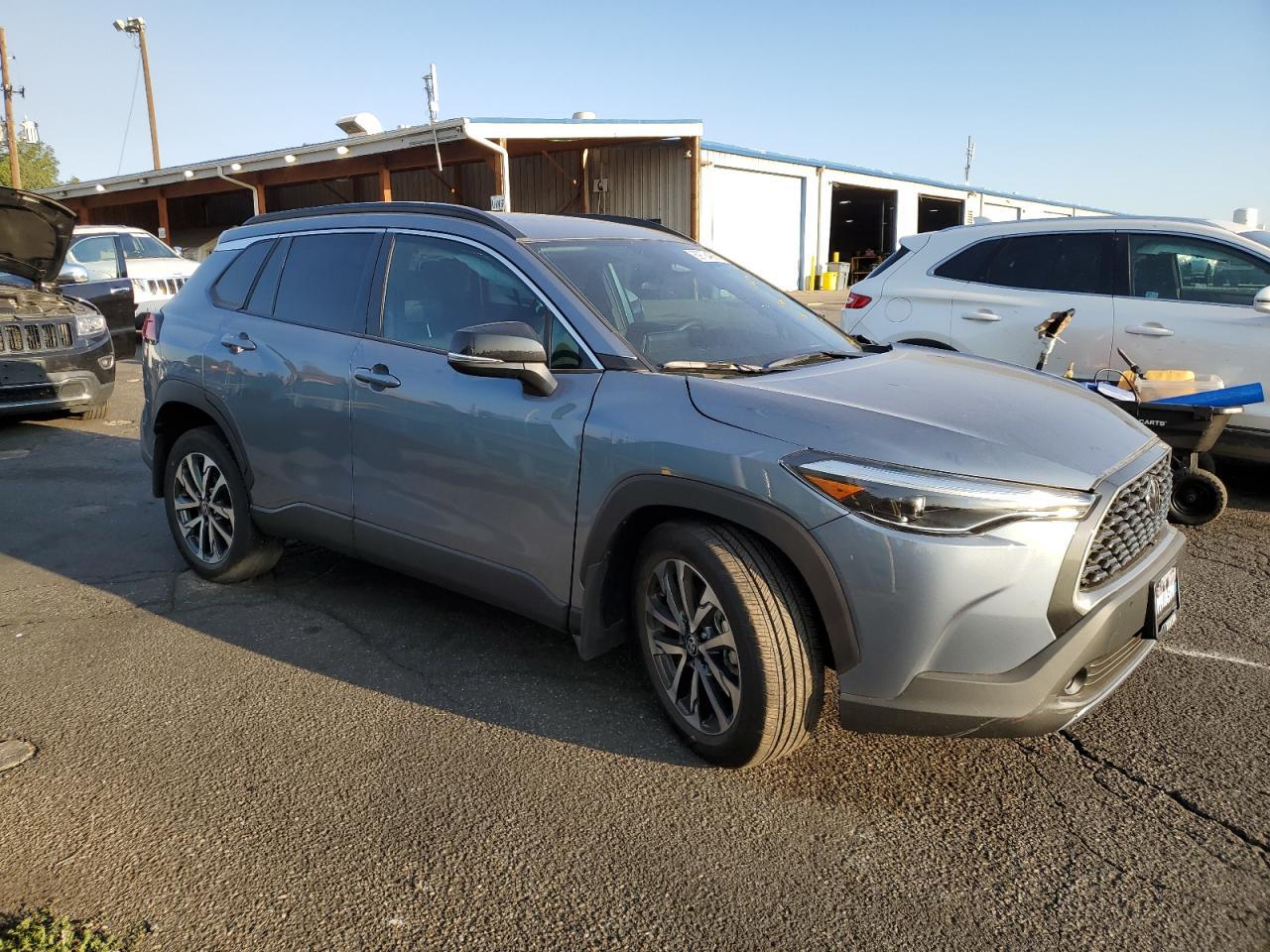 2025 Toyota Corolla Cross Xle - Image 4