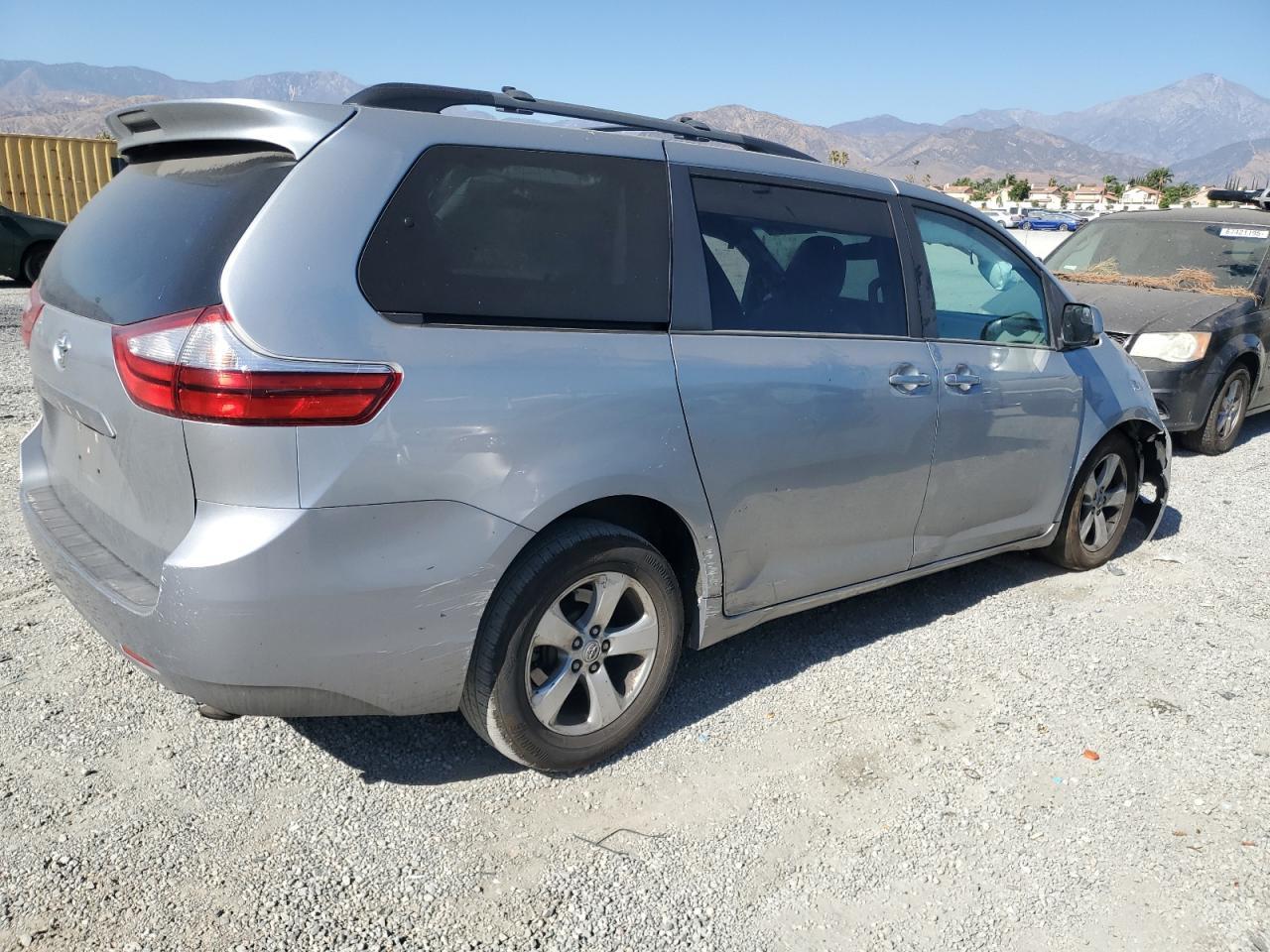 2017 Toyota Sienna Le - Фото 3