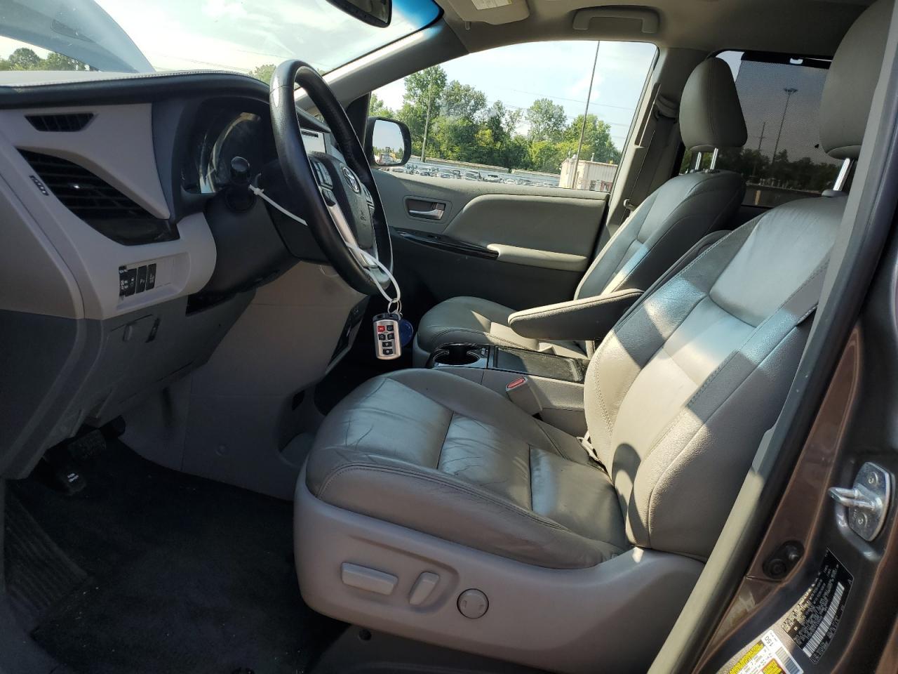 2015 Toyota Sienna Xle - Image 7