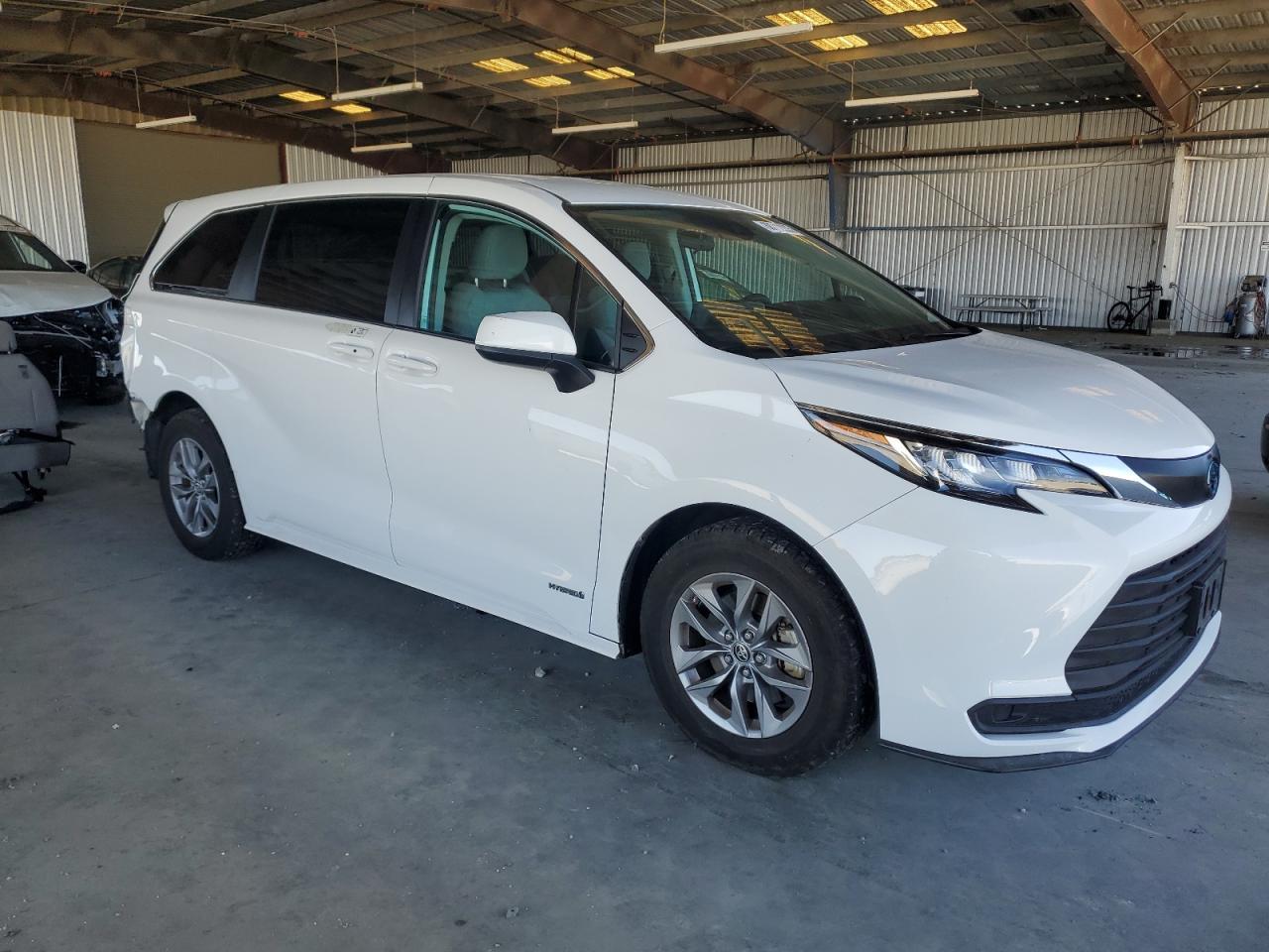 2021 Toyota Sienna Le - Фото 4