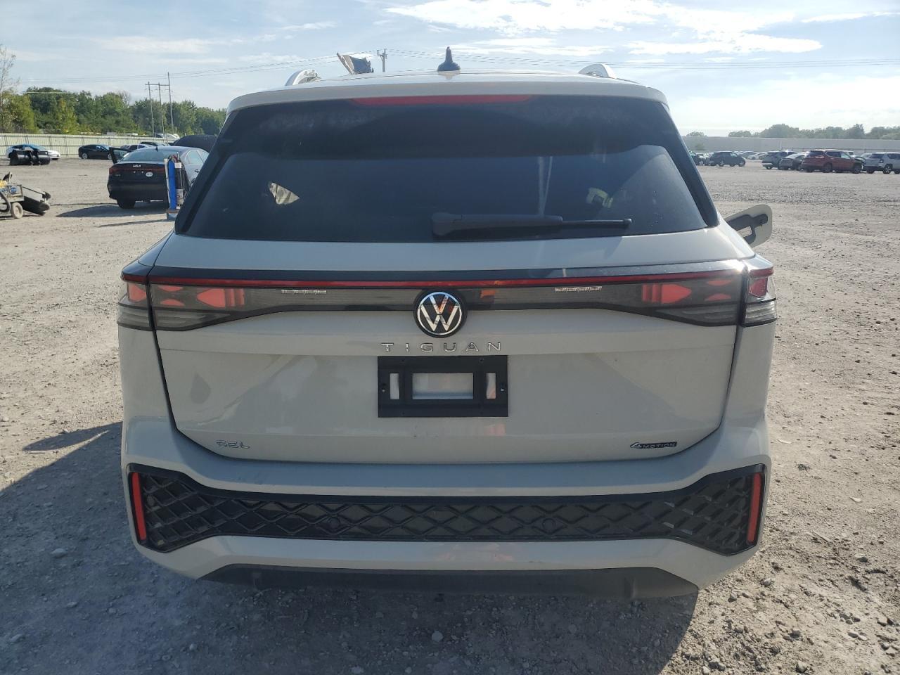 2025 Volkswagen Tiguan Sel R-Line Black - Image 6