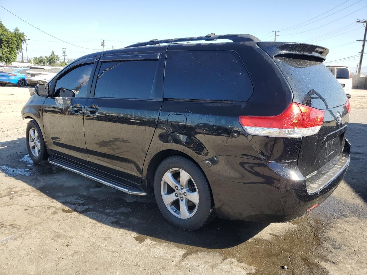 2011 Toyota Sienna Le - Image 2