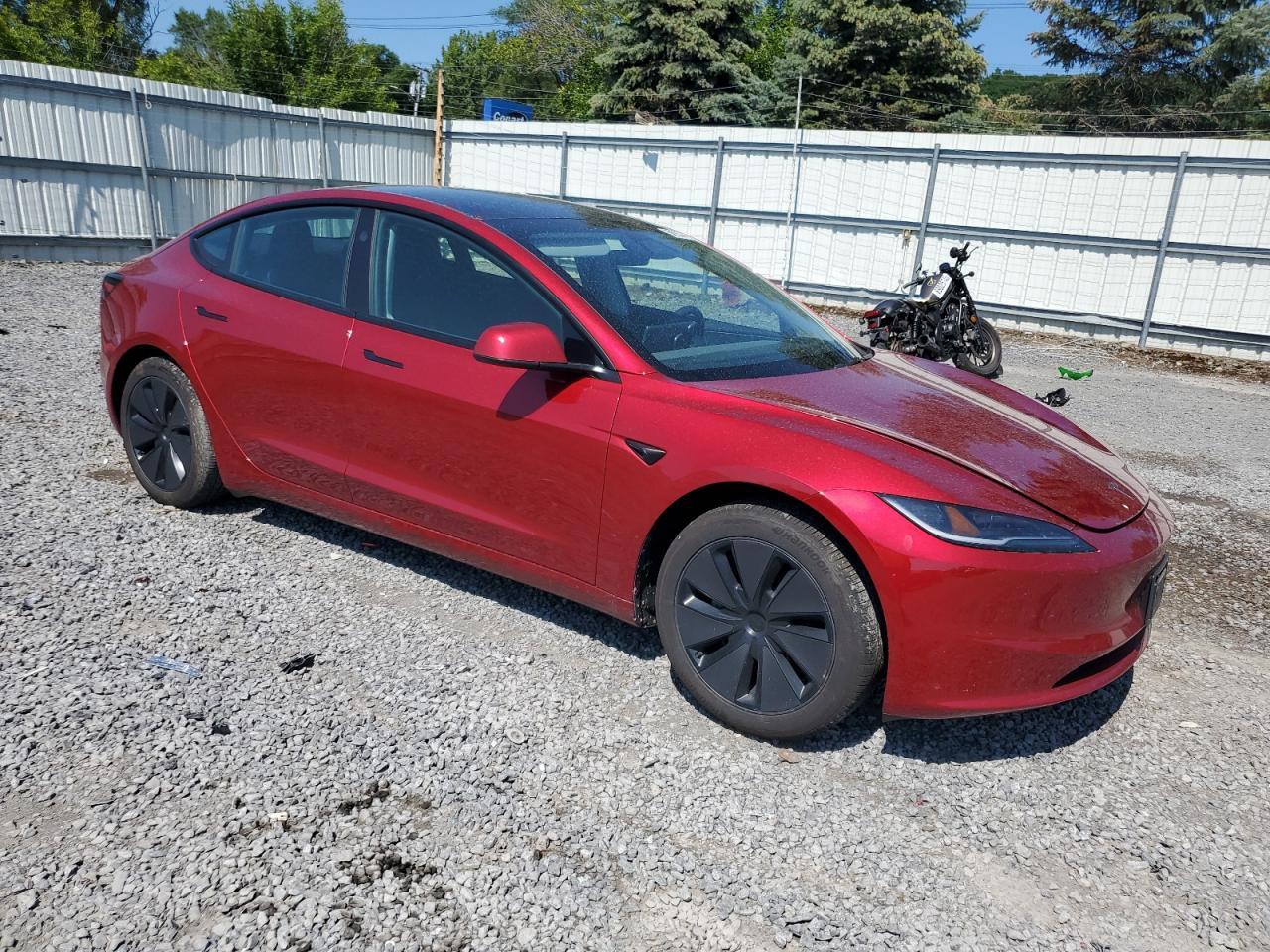 2025 Tesla Model 3 - Фото 4