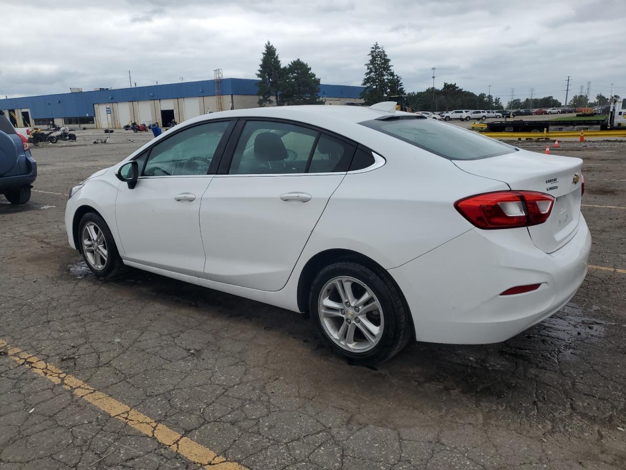 2018 Chevrolet Cruze Lt - Image 2