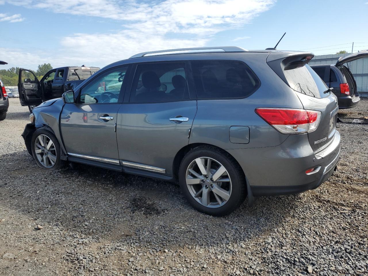 2016 Nissan Pathfinder S S - Image 2