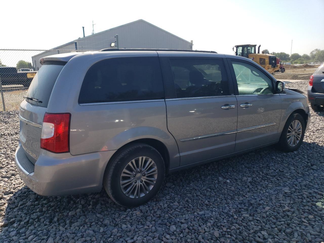 2014 Chrysler Town & Country Touring L - Фото 3