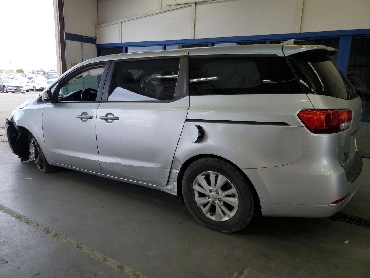 2017 Kia Sedona Lx - Фото 2