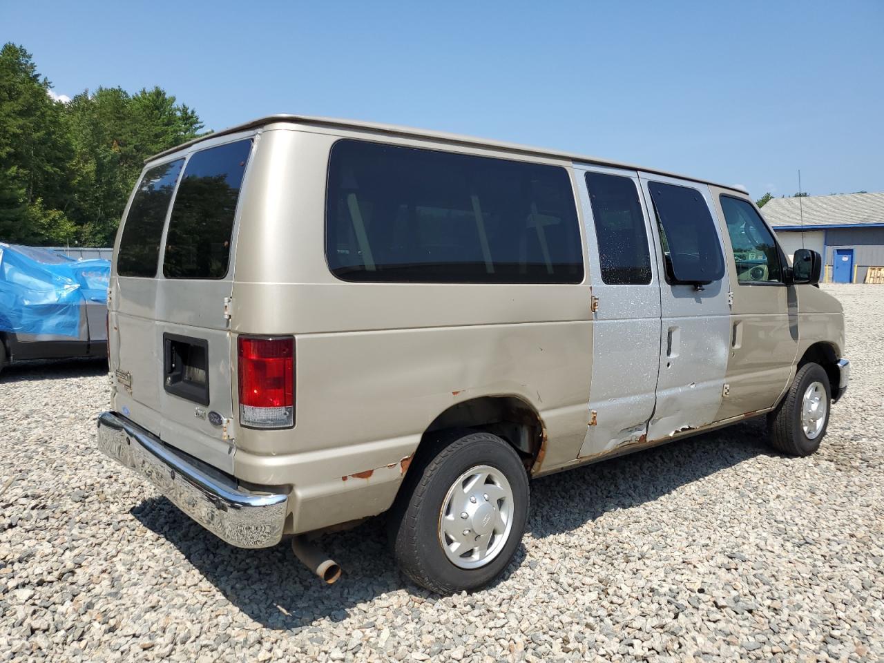2011 Ford Econoline E350 Super Duty Wagon - Image 3