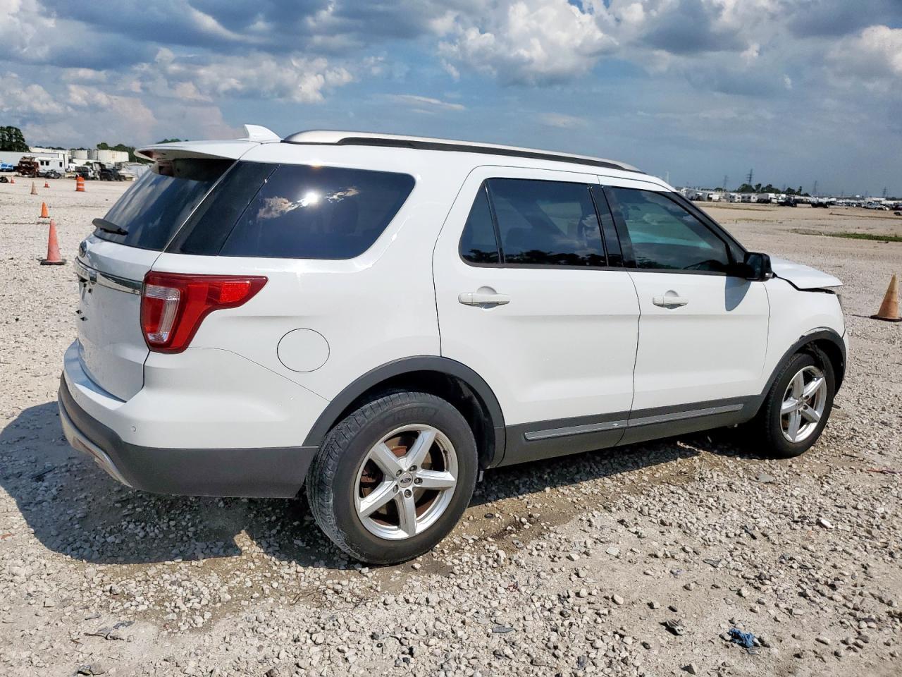 2017 Ford Explorer Xlt - Image 3