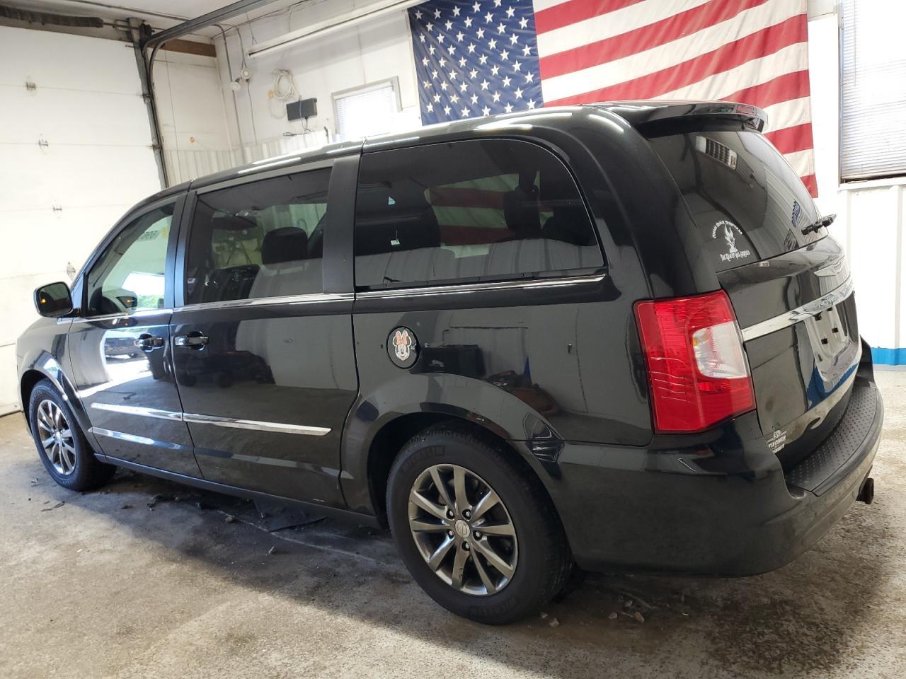 2016 Chrysler Town & Country S - Фото 2
