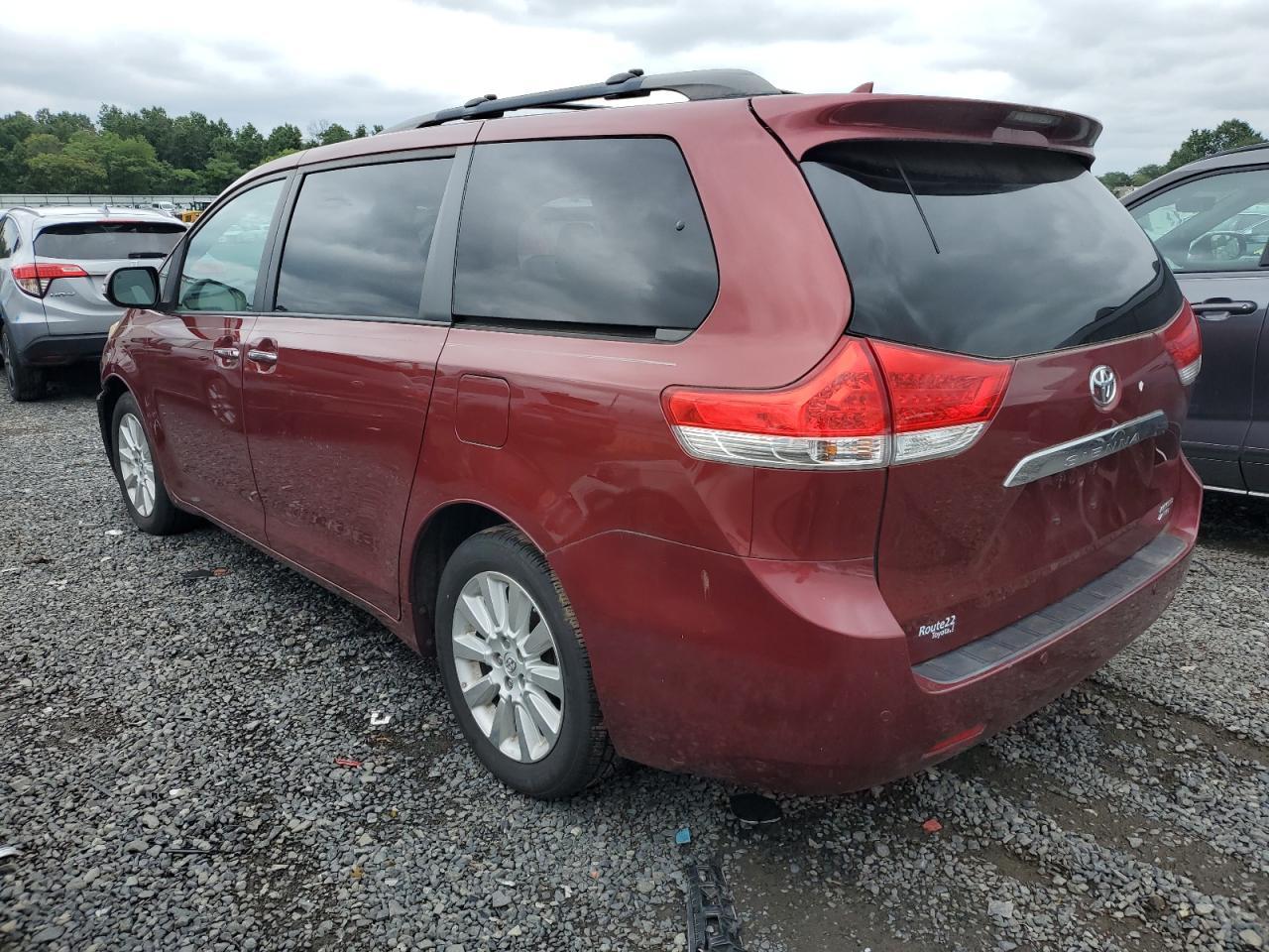 2013 Toyota Sienna Xle - Image 2