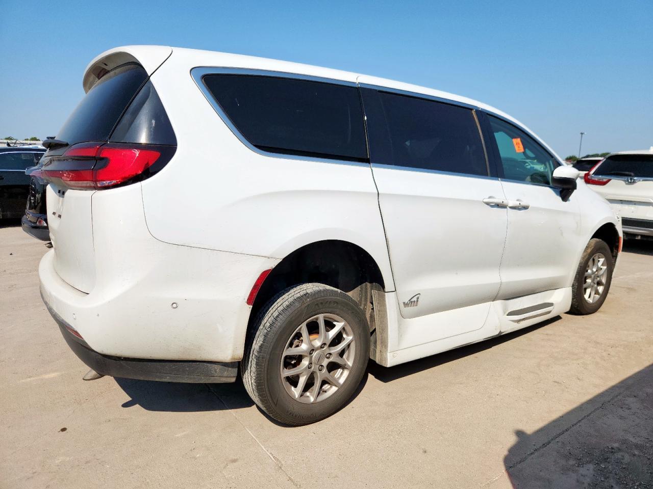 2023 Chrysler Pacifica Touring L - Фото 3