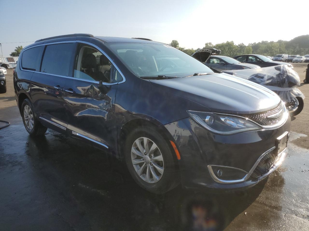 2017 Chrysler Pacifica Touring L - Фото 4