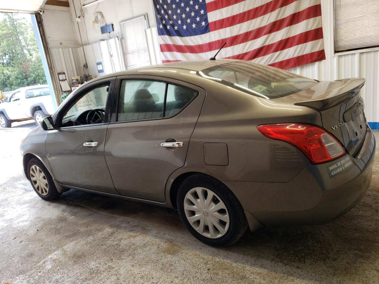 2014 Nissan Versa S - Фото 2