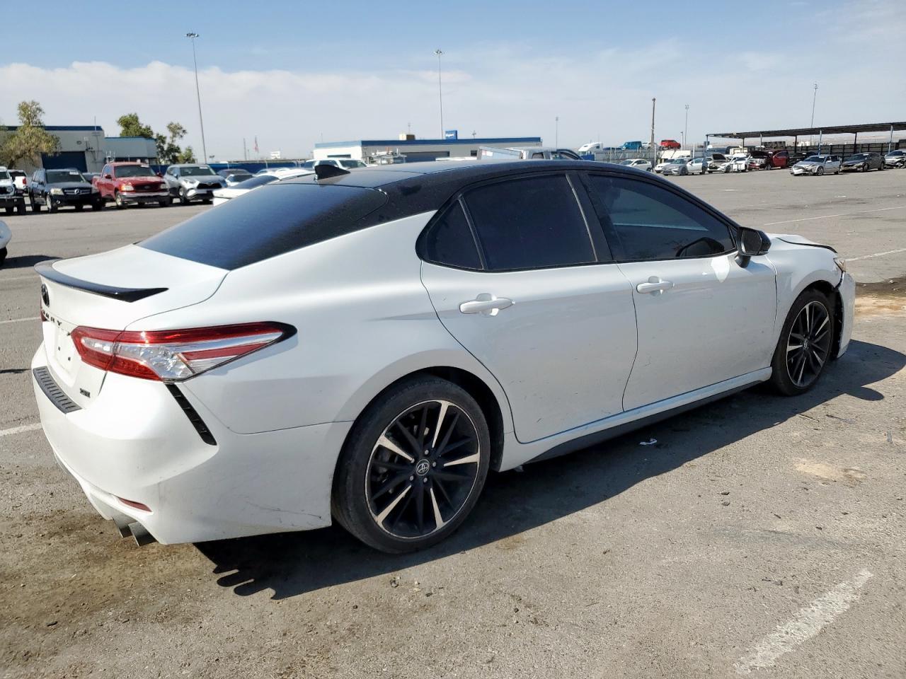 2020 Toyota Camry Xse - Фото 3