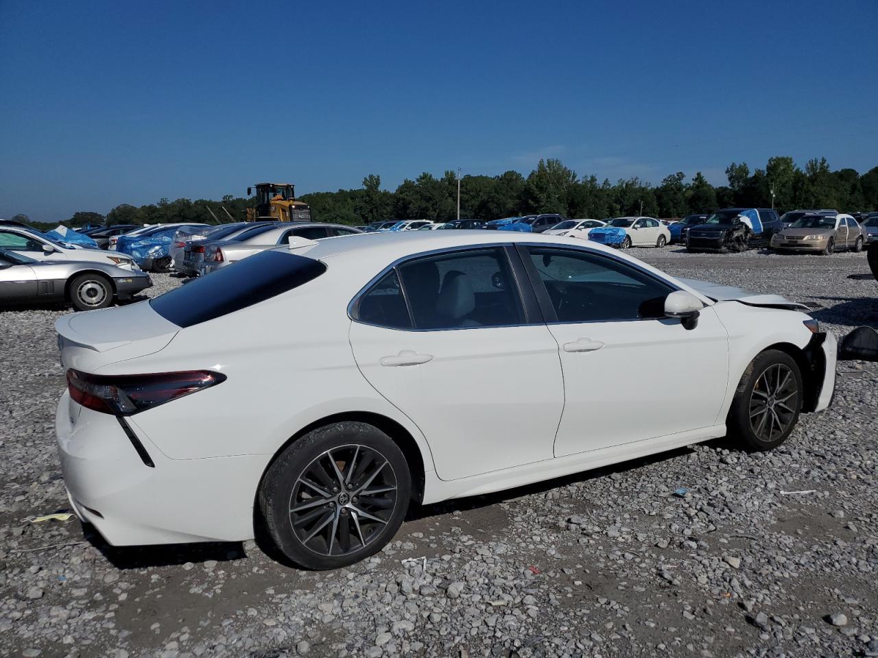 2021 Toyota Camry Se - Фото 3