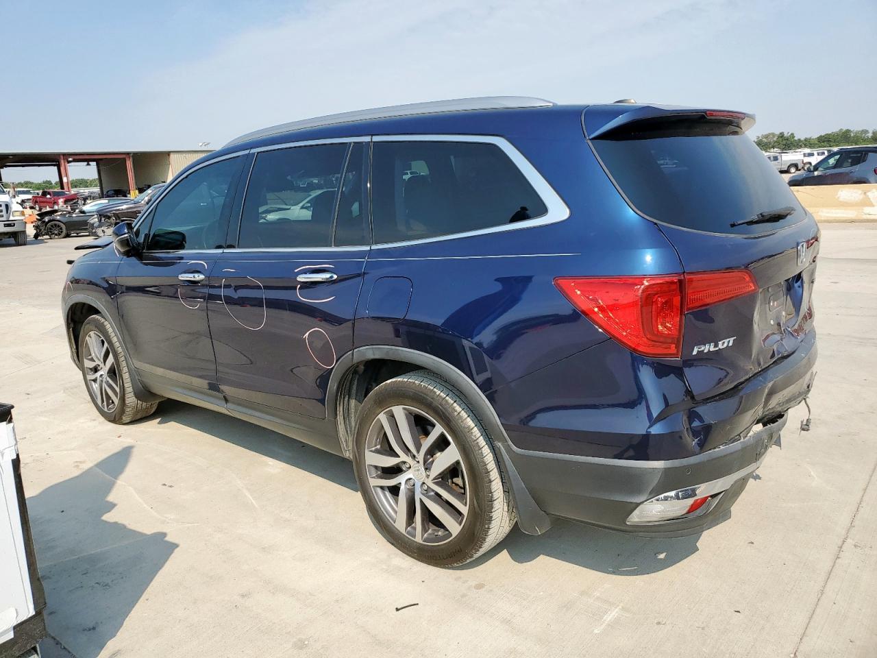 2018 Honda Pilot Touring - Image 2