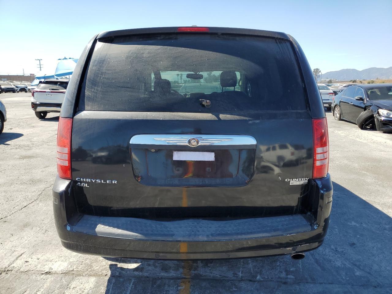 2010 Chrysler Town & Country Limited - Image 6