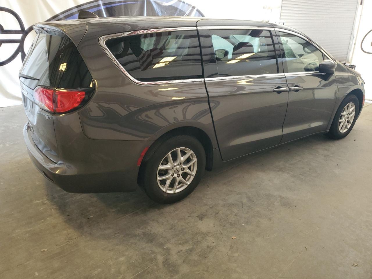 2023 Chrysler Voyager Lx - Image 3