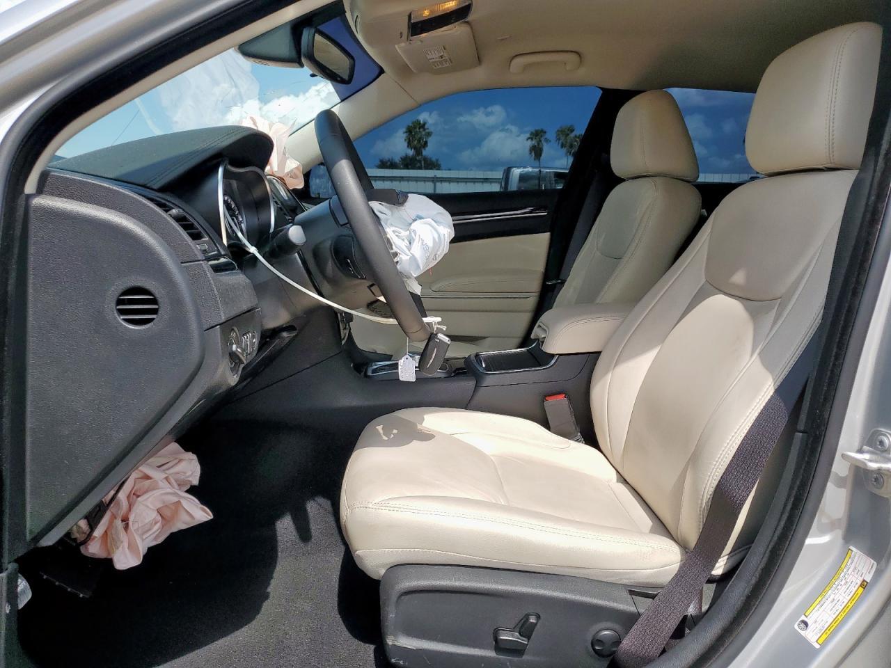 2023 Chrysler 300 Touring L - Image 7