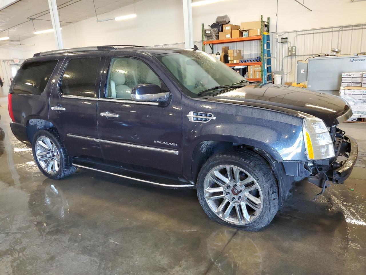 2013 Cadillac Escalade Luxury - Image 4