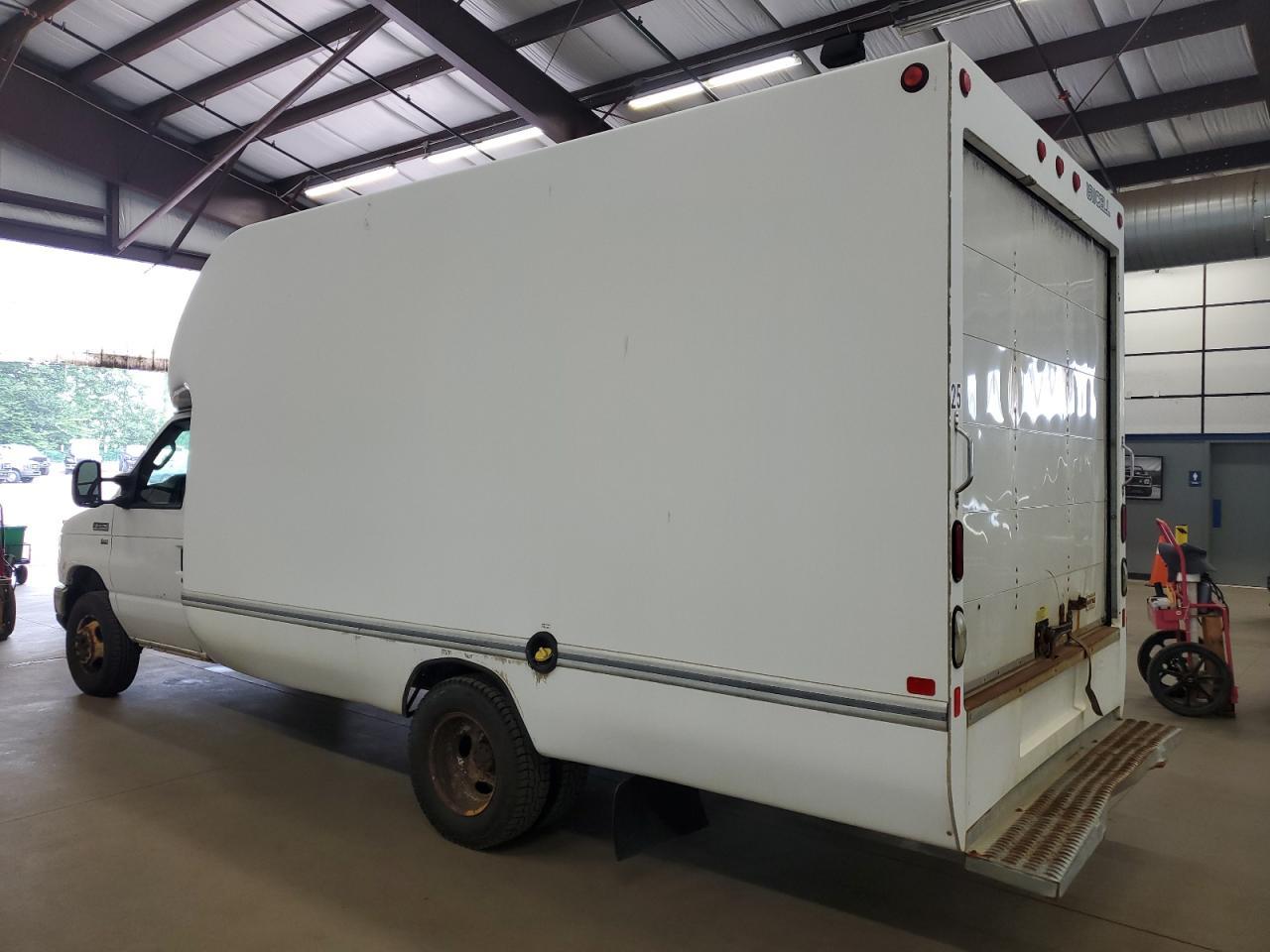 2015 Ford Econoline E350 Super Duty Cutaway Van - Image 2