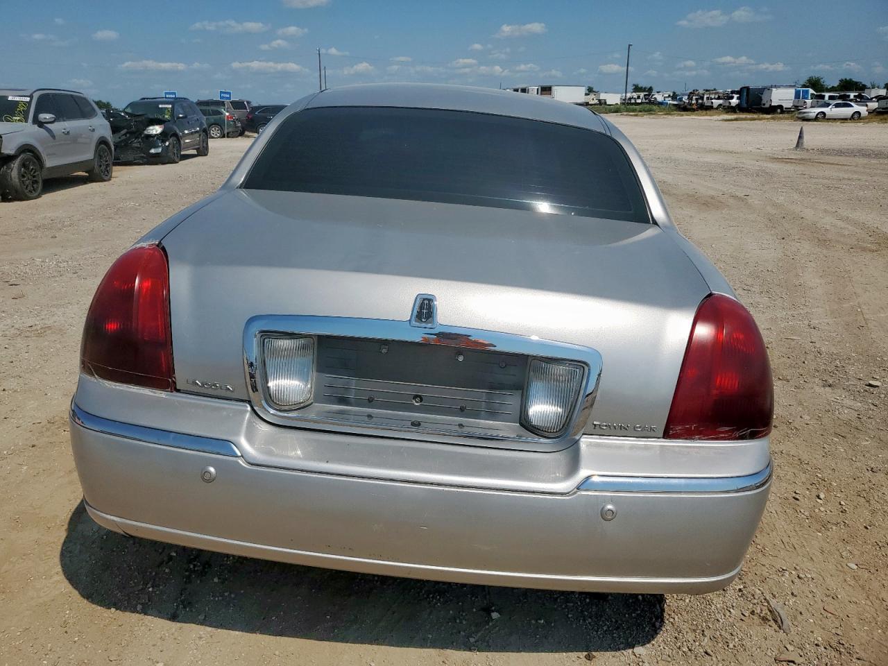 2003 Lincoln Town Car Signature - Фото 6